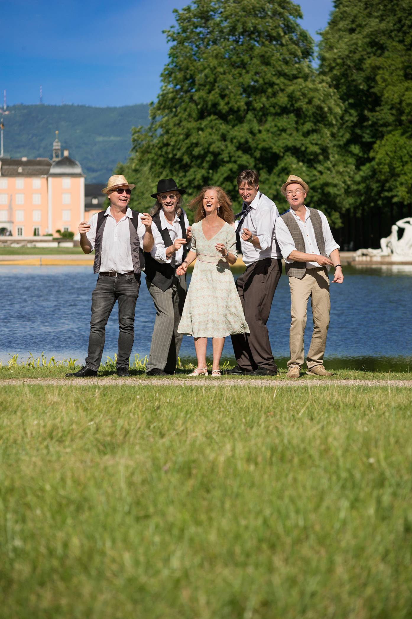 Die Sachs-Band vor einem Schloss